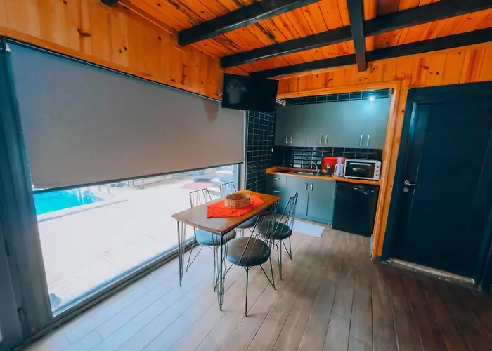 Sakarya Memnuniye De 3 Oda1 Salon Oezel Havuzlu-jakuzili-soemineli-korunakli 8 Kisilik سبانجا